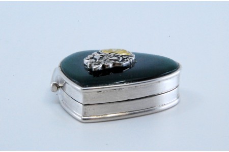  Caixa de comprimidos prata esmaltada e relevada na tampa basculante.